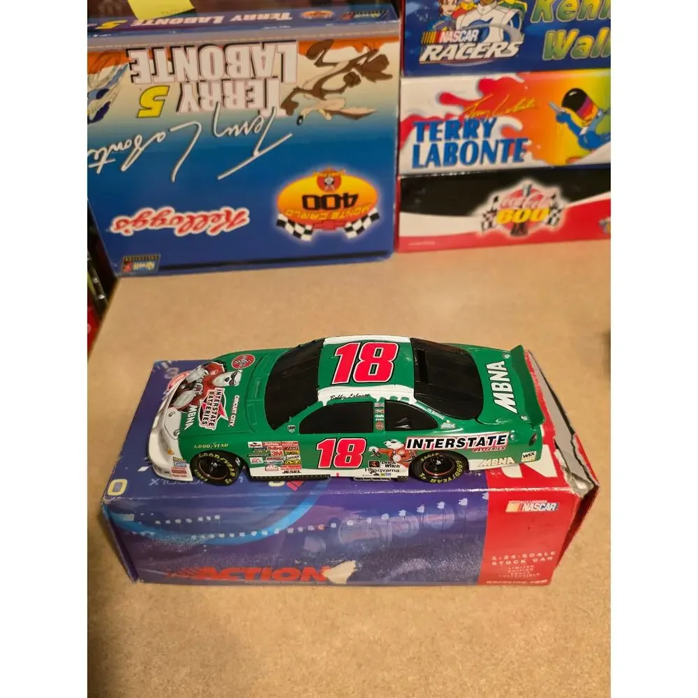 Bobby Labonte #18 Interstate Batteries Polar Bear 2001 Grand Prix 1/24 Nascar